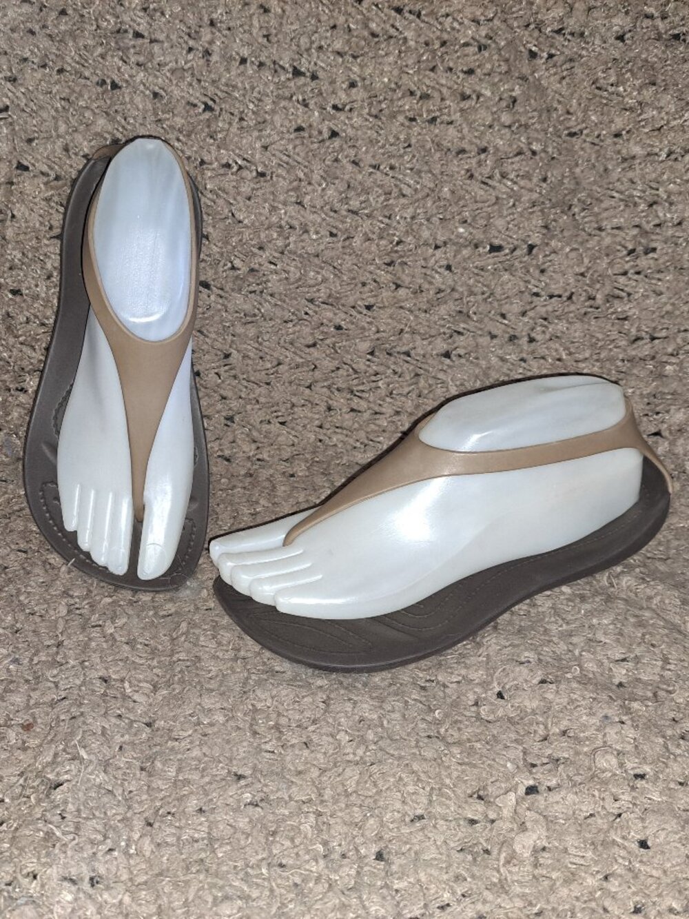 CROCS-Sexi Serena-Comfort T-Strap Thong Sandals-Espresso-SZ 6-Excellent